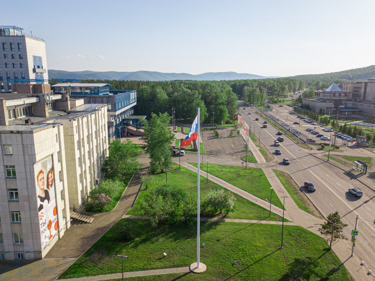 Кампус скучает по своим студентам 😔 Очень надеемся, что мир вернётся в прежнее русло, и мы снова будем сидеть вместе на лентах, слушать выступления одногруппников на защитах проектов и просто радоваться очередной отличной оценке 🙏🏻