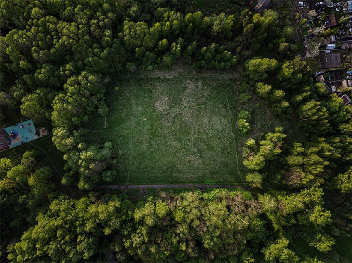 ☘⚽Немного истории. В 1887 году в России впервые сыграли в футбол. Вот так сейчас выглядит поле, на котором это произошло