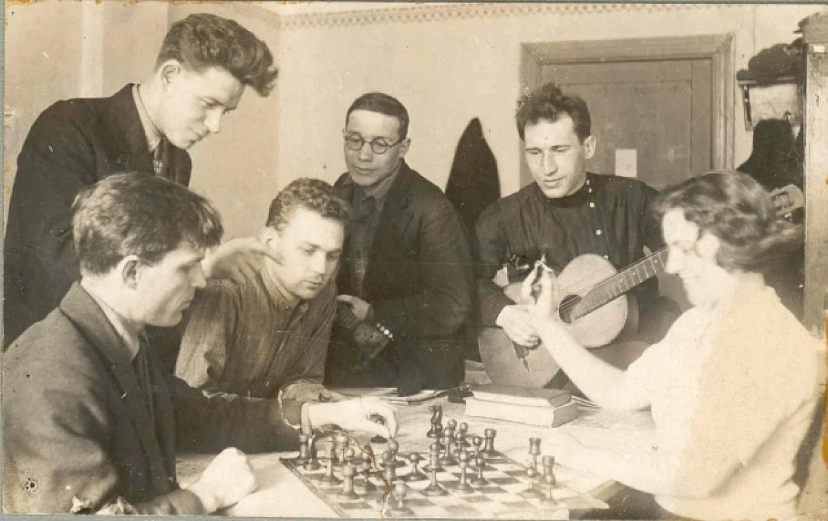 Студенты 1930-х годов проводят свободное время в общежитии