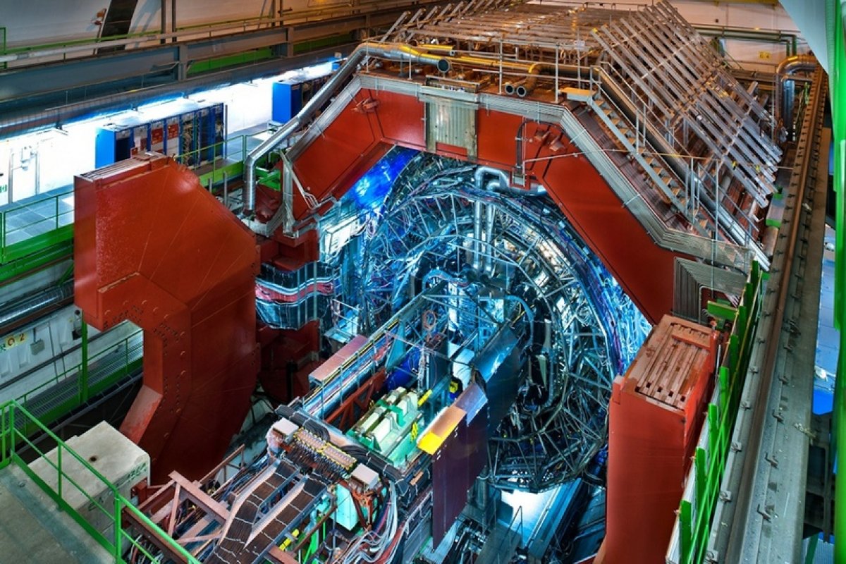 Предложения учёных вошли в обновлённую стратегию ЦЕРН по физике частиц: https://vk.cc/auKpAv. Документ объединяет и координирует действия тысяч исследователей из десятков стран мира