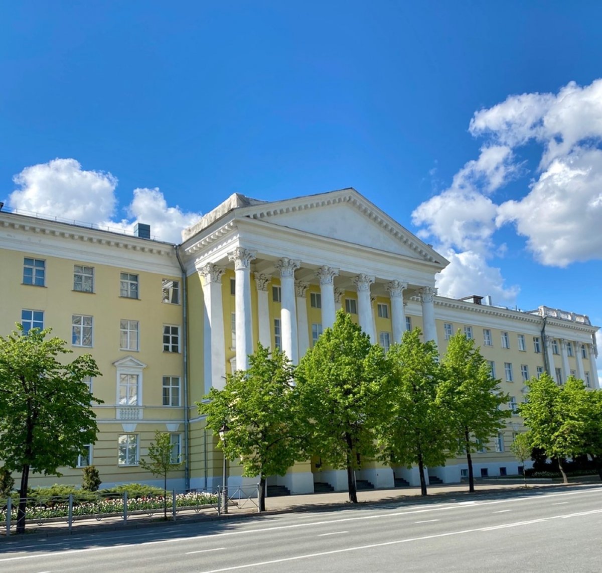 ☺️🌷Провожаем весну в отличном настроении. А вот и поздравление ректора Казанского федерального университета Ильшата Гафурова с Днем химика: