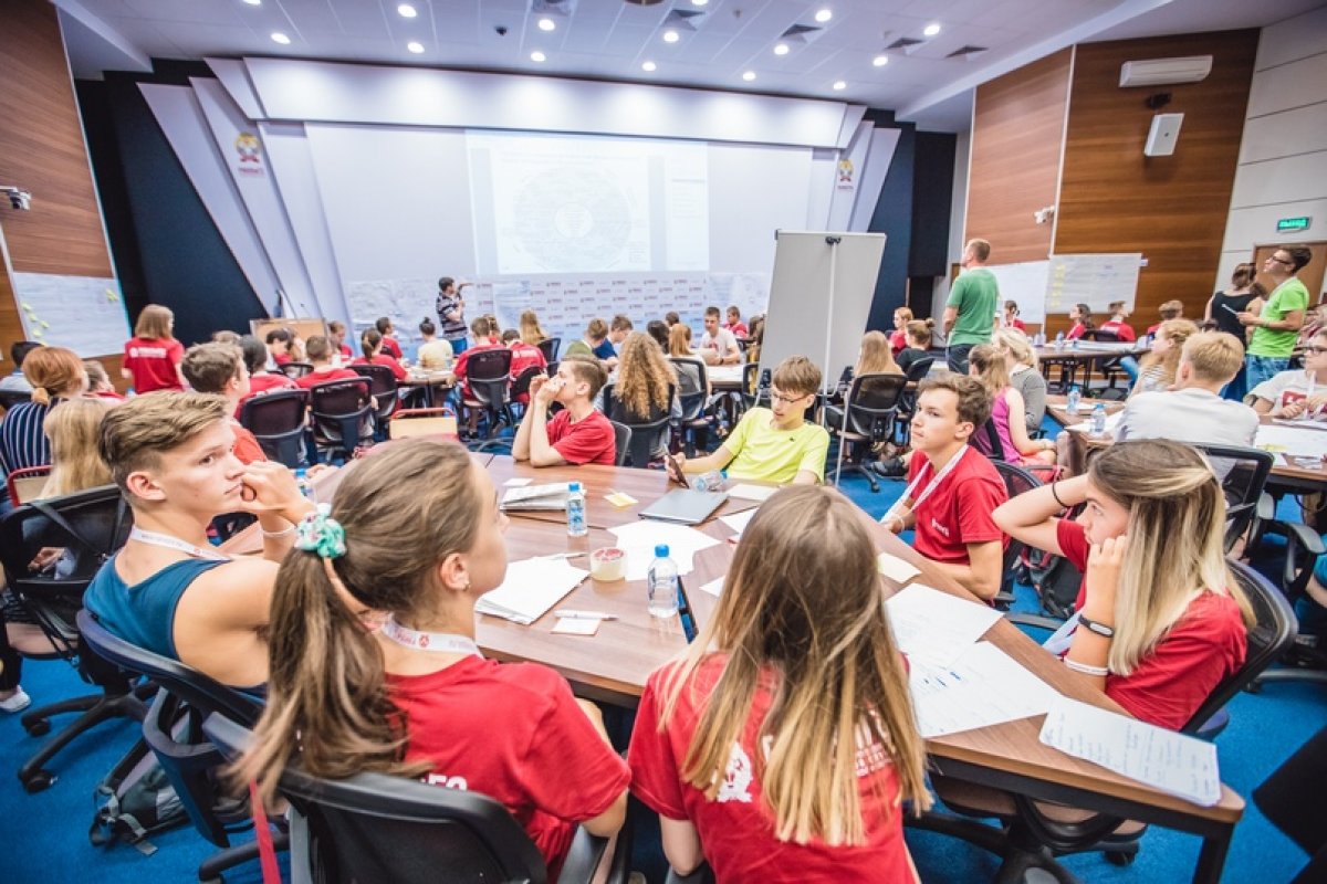 📍Продолжается набор участников на летнюю онлайн-программу для старшеклассников «Профессия мечты, созданную специально для детей медиков, работающих с заболевшими коронавирусом»