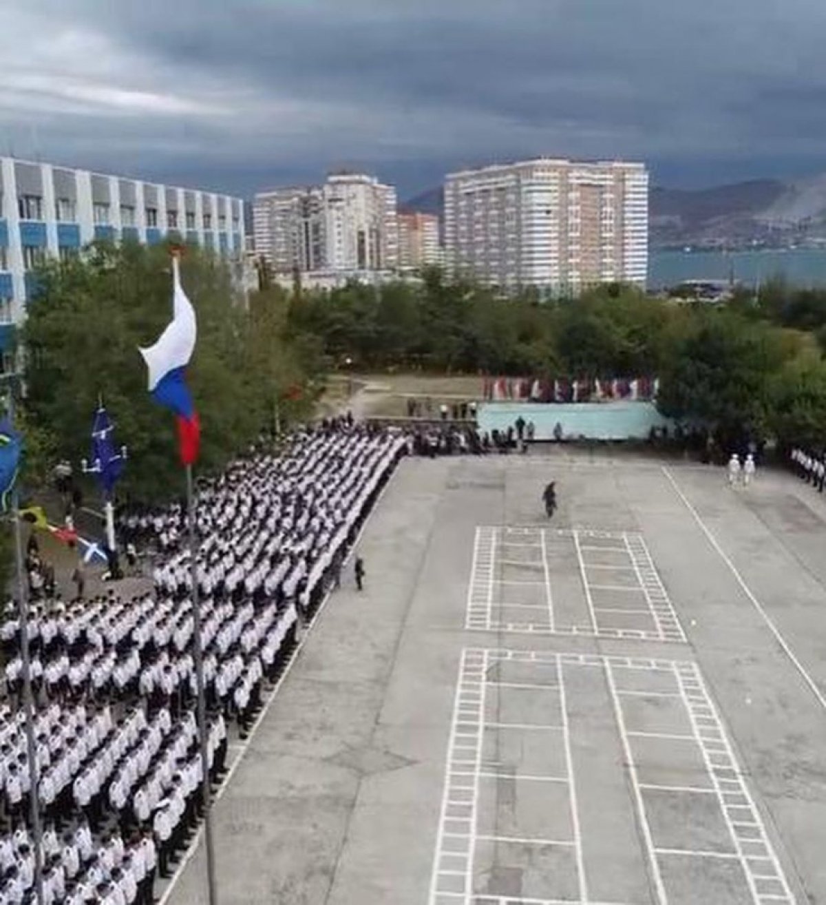 Приближается 15 июня - время начала приема документов от поступающих в колледж. Более того, ребятам, оканчивающим девятый класс и их родителям предстоит сделать непростой выбор: продолжить обучение в школе или уйти👣 в колледж