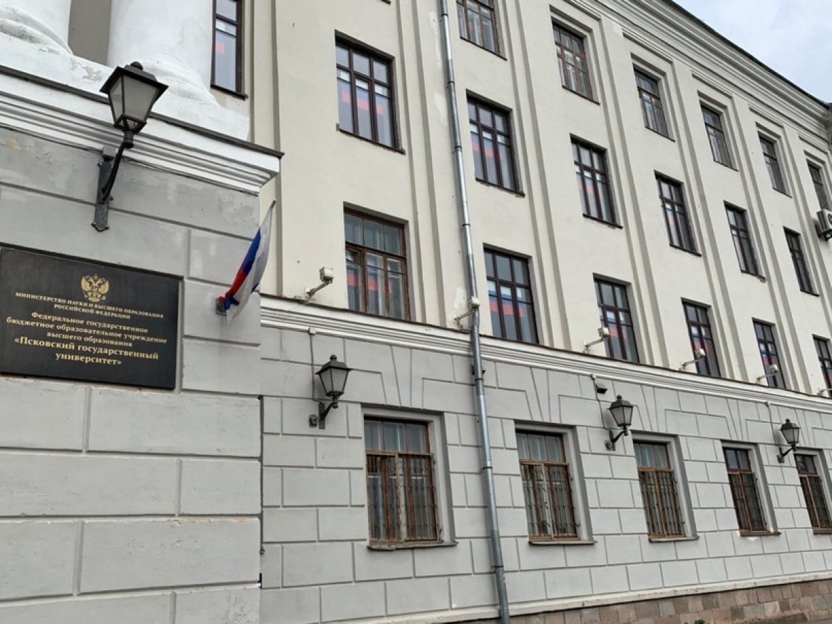 ПсковГУ присоединился к акции «Флаг России в каждое окно»!