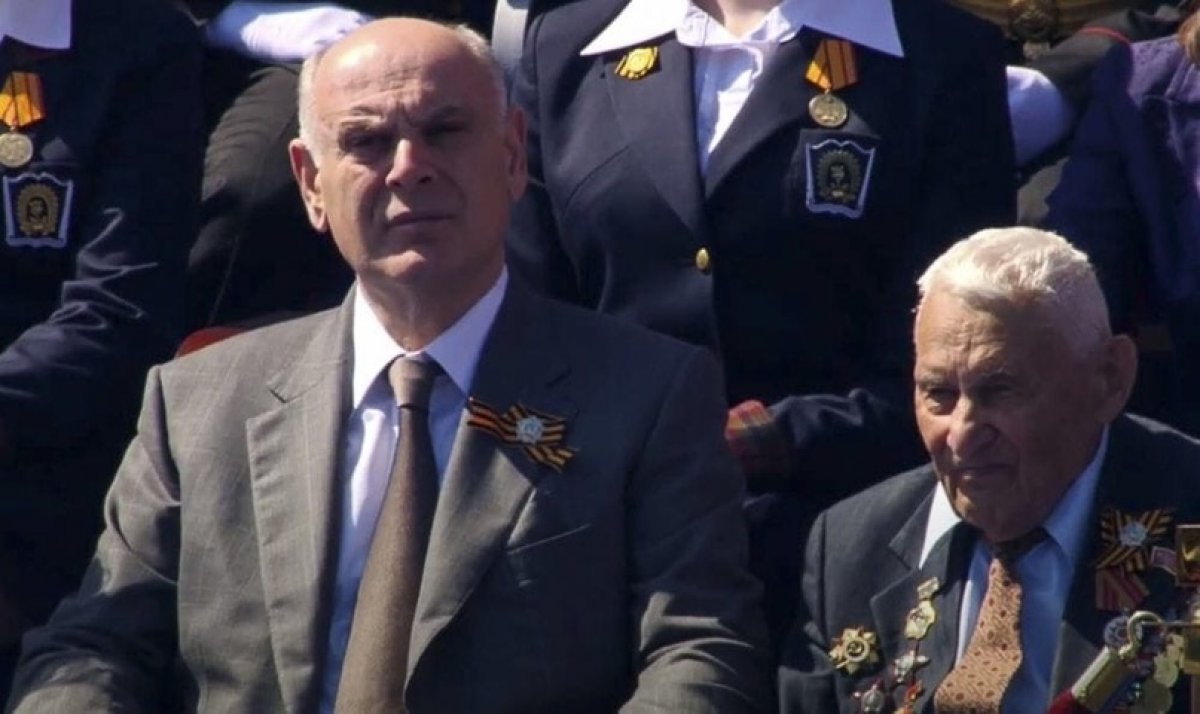 Выпускник , президент Абхазии Аслан Бжания принял участие в параде, посвящённом 75-й годовщине Великой Победы
