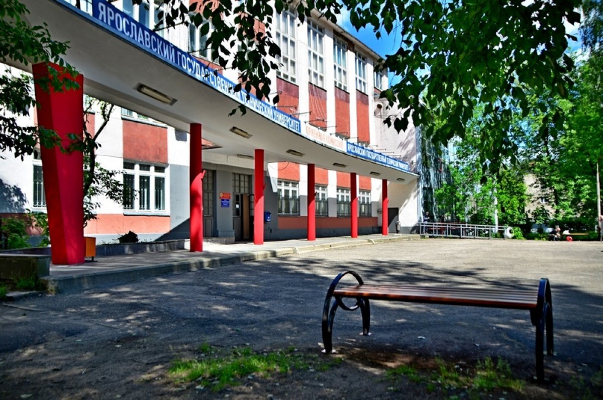 22 июня, в День памяти и скорби на территории кампуса студенты вуза и работники Ярославского филиала МТС высадили аллею кленов.