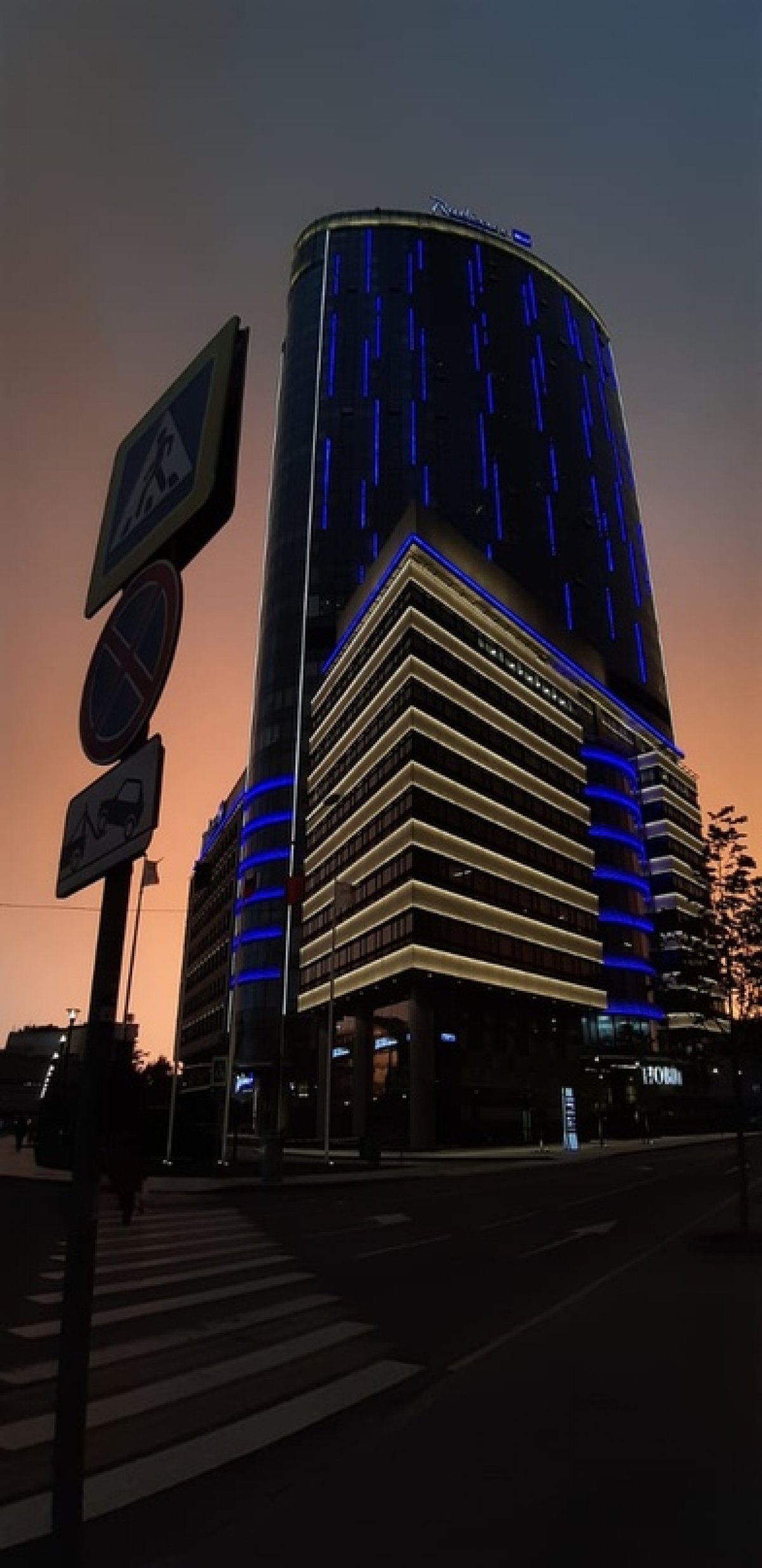 Выпускница Отельной школы МИДиС Мария Мутовкина работает в Radisson Olympiyskiy с врачами, борющимися с COVID.