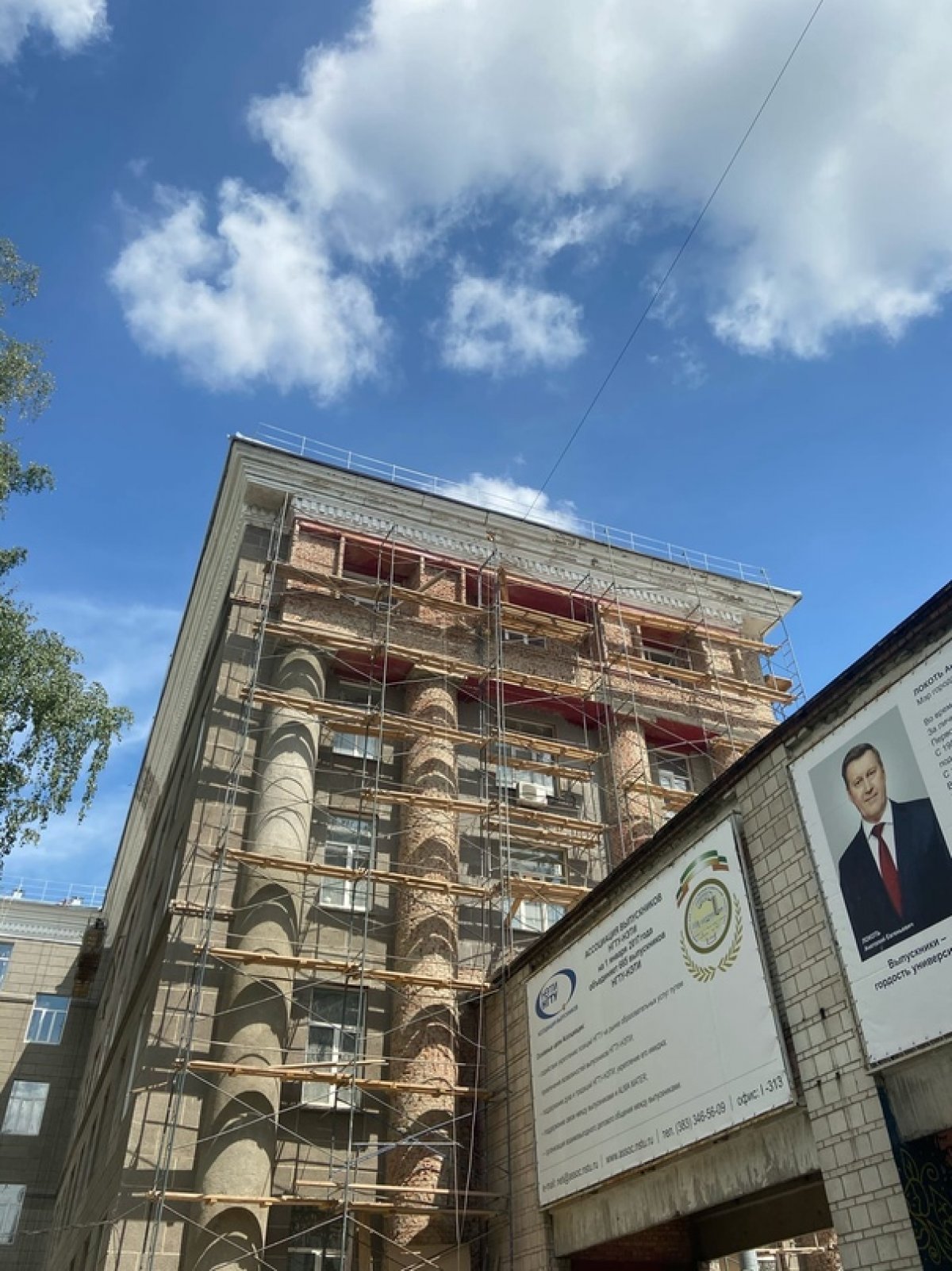 Совсем скоро первый корпус заиграет новыми красками. А пока, ремонт продолжается