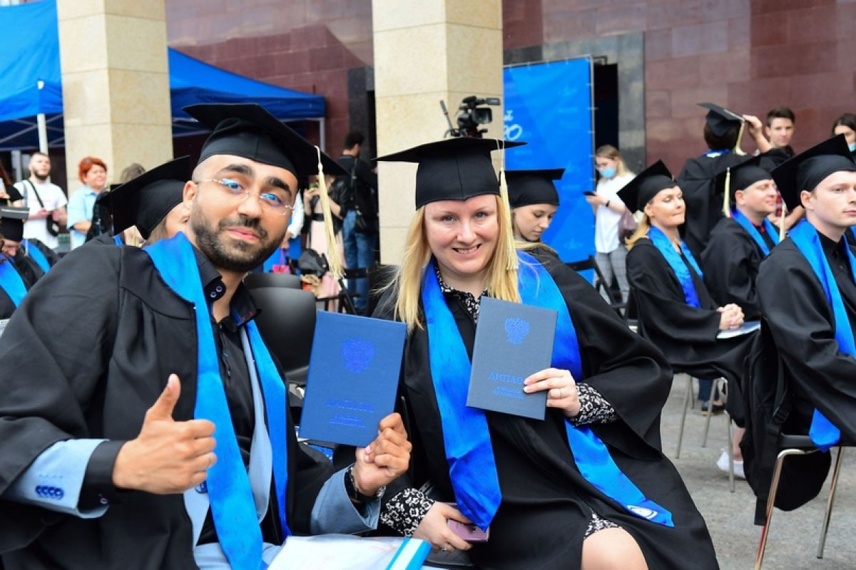 🎉 Первым выпускникам МФЮА 2020 года торжественно вручили дипломы!