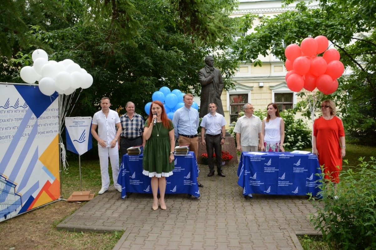 ФОТОГРАФИИ С ВРУЧЕНИЯ ДИПЛОМОВ ВЫПУСКНИКАМ КГУ