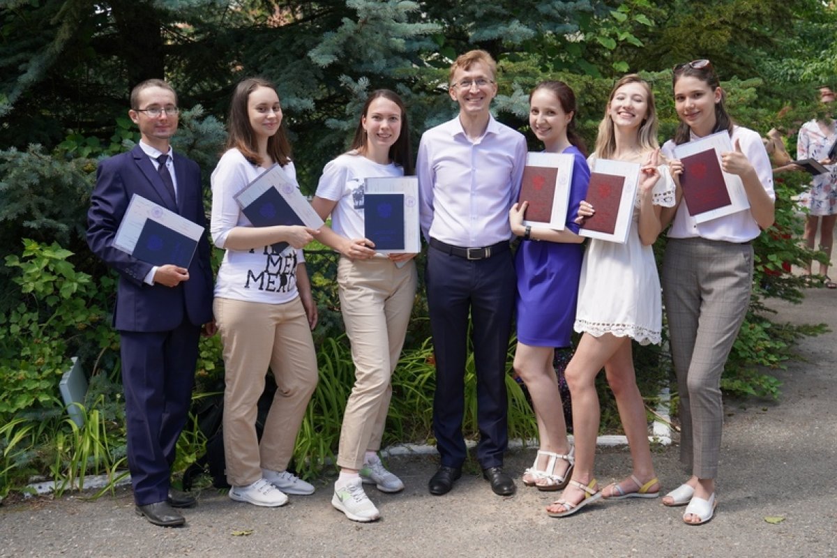 👩‍🎓 Поздравляем наших любимых филологов! Самых начитанных, самых грамотных, просто самых классных!