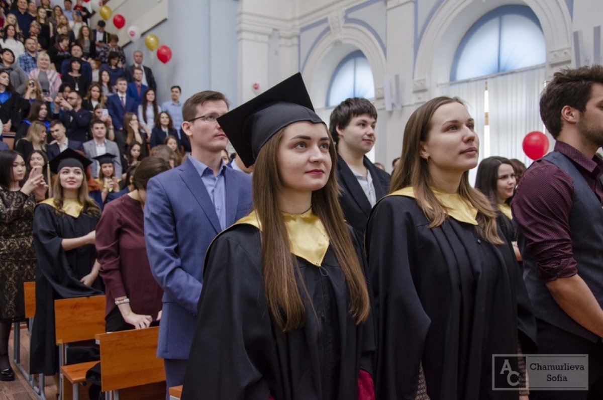 Знаете, кто получает самую высокую зарплату среди выпускников-юристов?😎