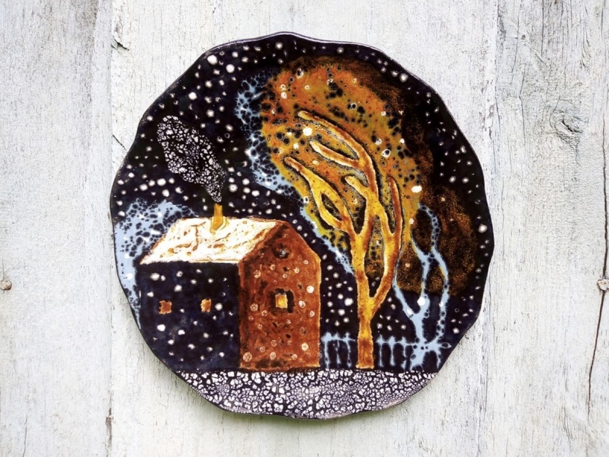 Музей Владимира Набокова запустил виртуальную выставку работ Анны Марамыгиной «Ночь на земле»: https://vk.cc/axevwX. На экспозиции, посвящённой теме леса и лесных жителей, представлены керамические декоративные тарелки разных лет