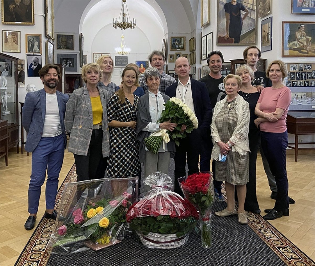 Профессор Академии