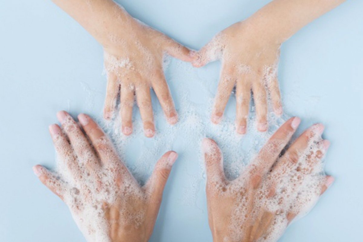 «Эволюционная стратегия вирусов — постоянно размножаться и находиться в популяции хозяина. Как и все организмы, они участвуют в естественном отборе, все время мутируют и при любом удобном случае заражают новых хозяев» «Эволюционная стратегия вирусов — постоянно размножаться и находиться в популяции хозяина. Как и все организмы, они участвуют в естественном отборе, все время мутируют и при любом удобном случае заражают новых хозяев»