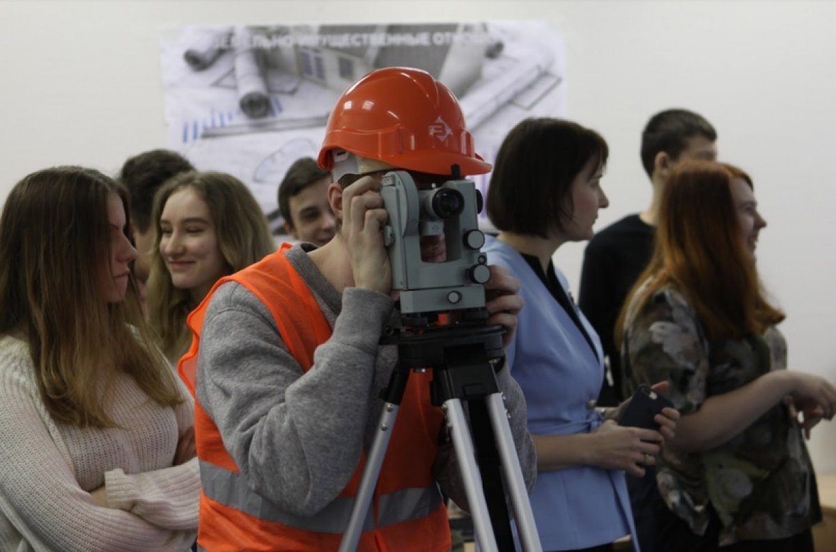 Огромную роль на учебную деятельность оказывают преподаватели, именно от их взаимодействия зависит каким студент выйдет из стен университета и какой клад знаний будет у него в голове.