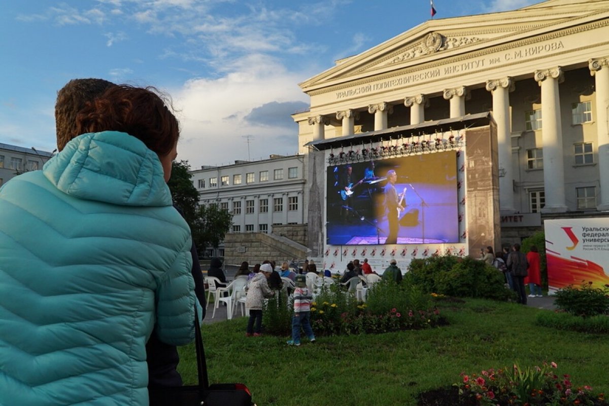 Уже завтра на площади перед главным учебным корпусом стартует Венский фестиваль музыкальных фильмов! Каждый день в 19:30 до 12 августа вас ждут трансляции концертов, опер и балетов!