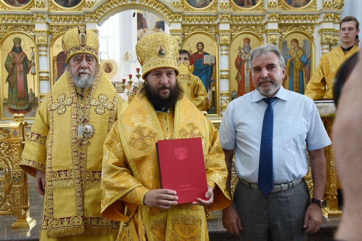 Выпускникам факультета теологии торжественно вручили дипломы