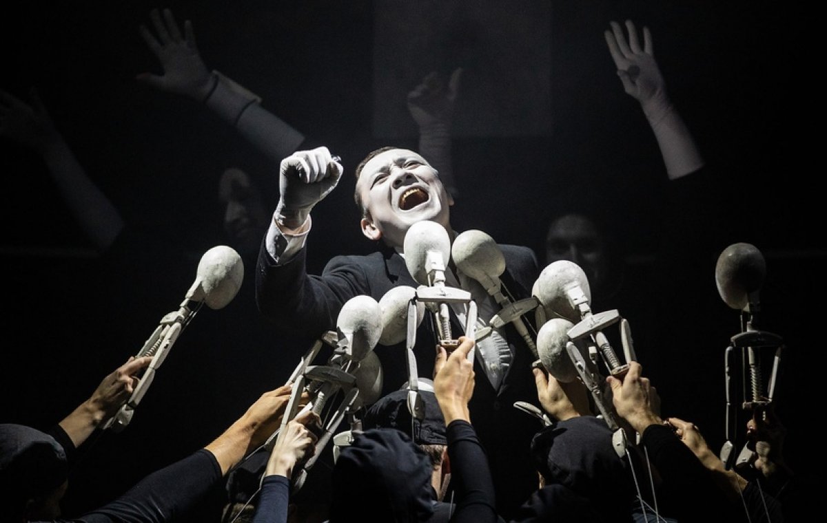 подборку спектаклей от декана театроведческого факультета РГИСИ Евгении Эдуардовны Тропп, которые доступны для просмотра на портале Культура.РФ по ссылке https://www.culture.ru/theaters/performances