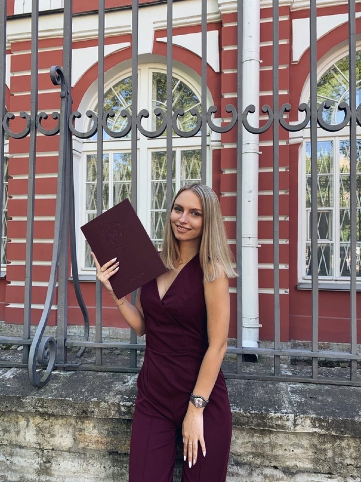 Ещё немного фотографий замечательных выпускников, а точнее прекрасных выпускниц этого года. Любим вас, дорогие универсантки!