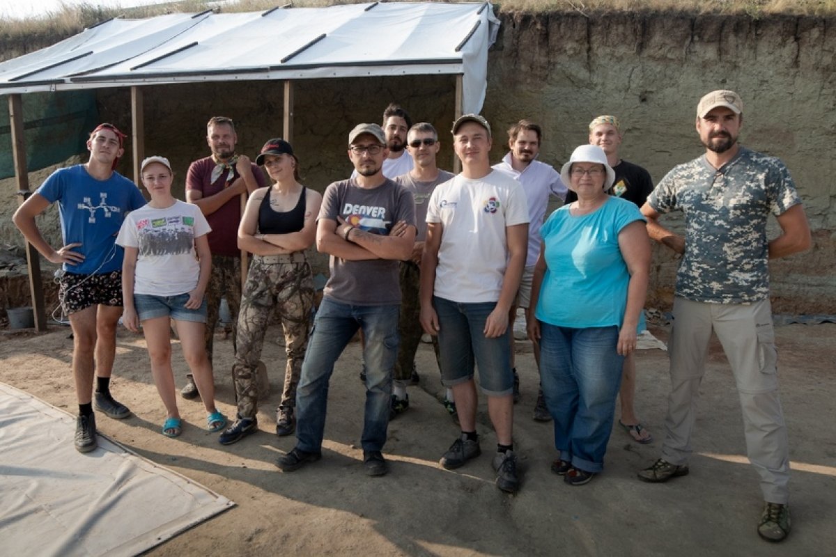 Палеонтологи вернулись из экспедиции в Сибирь, куда они отправляются каждое лето на поиски костей и зубов древних ящеров Палеонтологи вернулись из экспедиции в Сибирь, куда они отправляются каждое лето на поиски костей и зубов древних ящеров