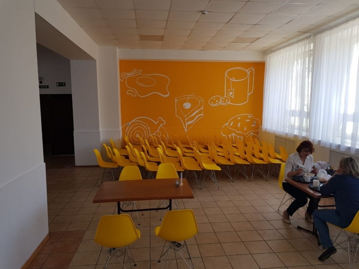 В главном корпусе КГУ на ул. Дзержинского для студентов и сотрудников университета начала работать новая столовая "Поварешка". Уютно, ярко, вкусно и недорого! Приходите обедать!