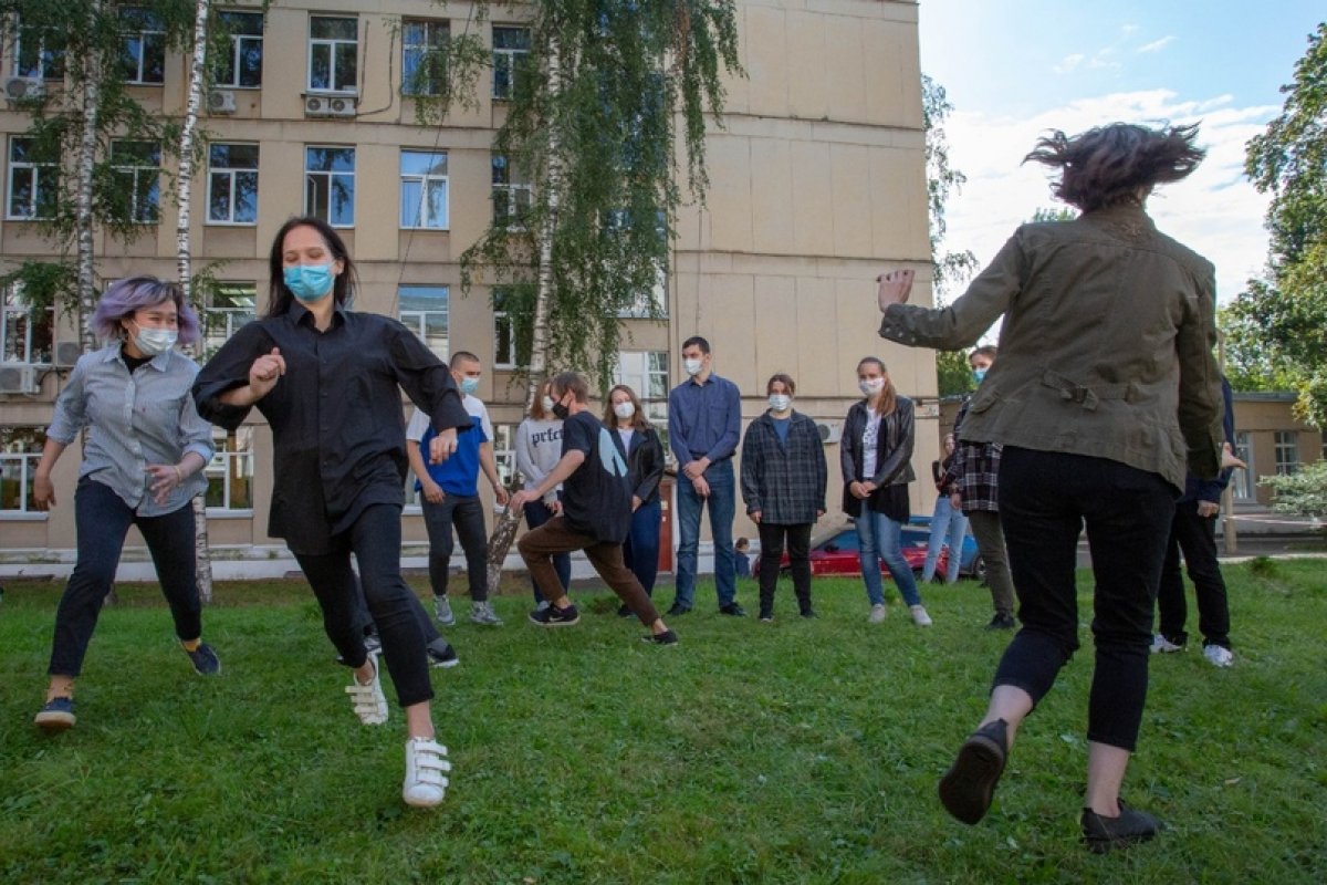 2 сентября. Наш внутренний двор на улице Радио. 🍂🍃⠀