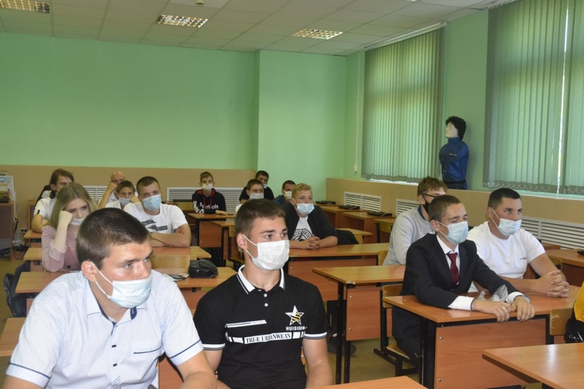 День знаний и торжественная линейка Княгининского университета состоялись офлайн, но, разумеется, с соблюдением мер карантинной безопасности.