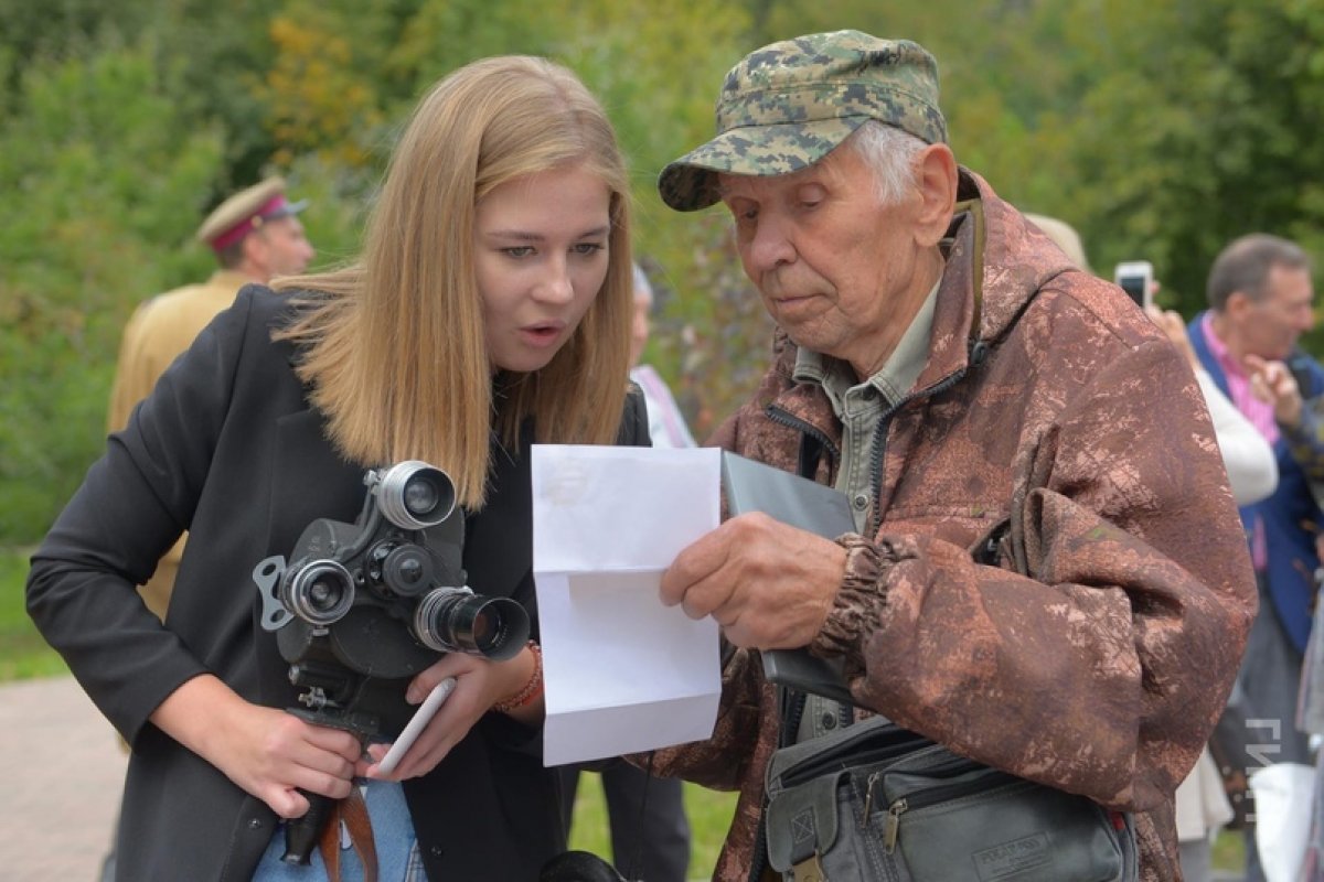 В подмосковном Красногорске открыт памятник фронтовым кинооператорам. Этот памятник первый не только в России