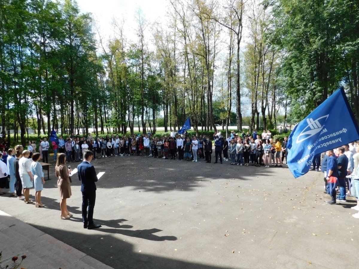 🚪 1 сентября 2020 года наш Московский областной филиал МФЮА вновь распахнул свои двери для первокурсников. Торжественная линейка прошла на площади перед центральным входом в учебный корпус.