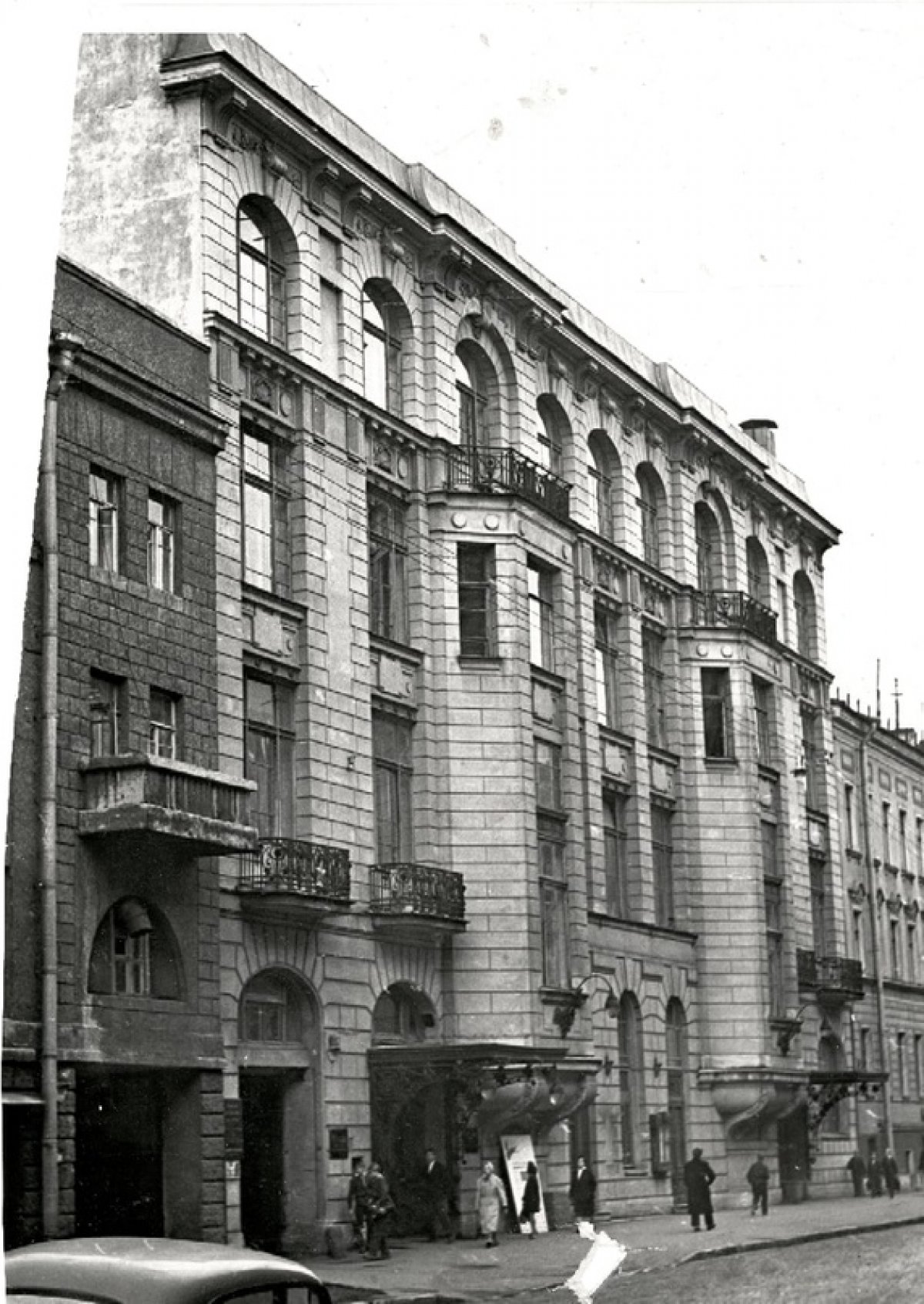 Сегодня, 5 сентября, празднует 120-летие со дня открытия Тенишевского коммерческого училища на Моховой 33, 35 🏤