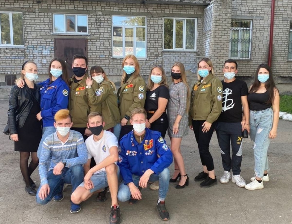 ✅ 14 сентября студенты Рубцовского института (филиала) АлтГУ, а именно бойцы и кандидаты Студенческого Педагогического Отряда «Созвездие» устроили уличную спевку в поддержку персонала городского Covid – госпиталя.