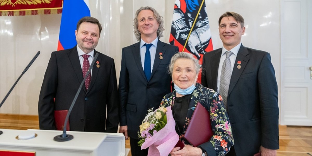 Еще фото со вчерашней церемонии вручения Премии Москвы, на которой наши профессора - Анна Петрова и Видас Силюнас - объявлены лауреатами.