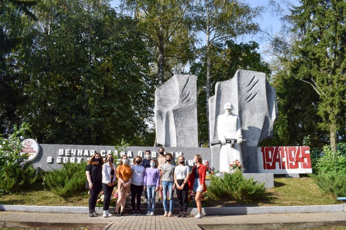 🆕 Волонтеры Победы БФУ им. И. Канта привели в порядок территорию братской могилы в Правдинском районе