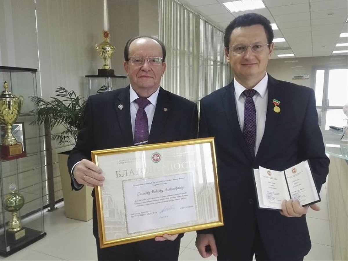 Благодарственное письмо за многолетний труд в сфере образования за подписью Премьер-министра Республики Татарстан Алексея Песошина вручил сегодня на аппаратном совещании и.о.ректора Рафис Бурганов аксакалу вуза