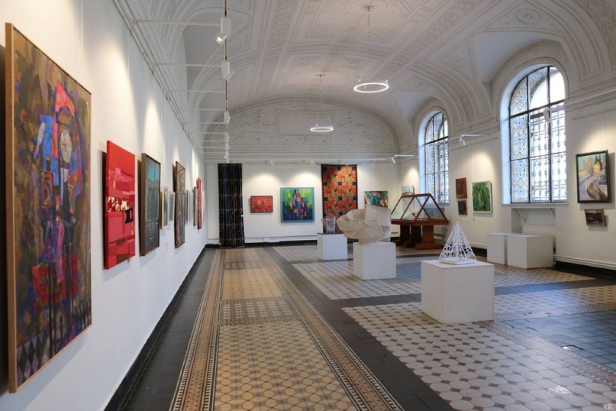 В Белом и Готическом залах учебного музея декоративно-прикладного искусства Академии Штиглица открылась выставка «Из цвета соткано», на которой представлены произведения преподавателей кафедр живописи, художественного текстиля, дизайна костюма.