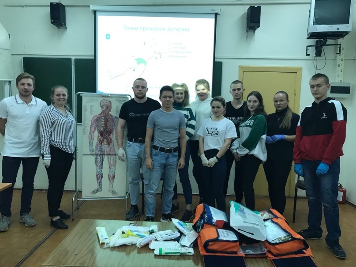Студенты учатся оказывать первую помощь