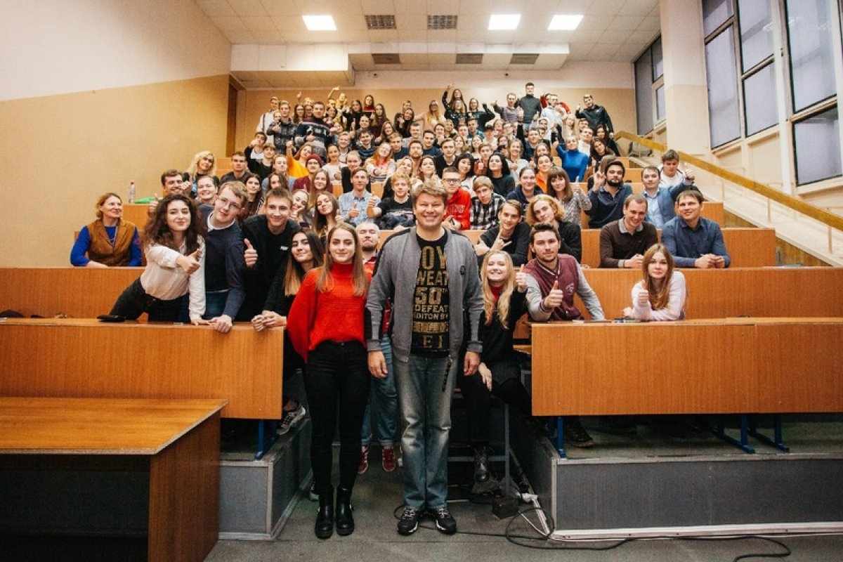 Выпускник , комментатор МАТЧ ТВ и непревзойдённый оратор Дмитрий Губерниев отмечает сегодня день рождения! 🎉🎉🎉