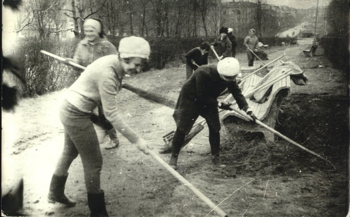 💪🏻Начинаем день бодро, как студенты УПИ, вышедшие на субботник в 1960 году!