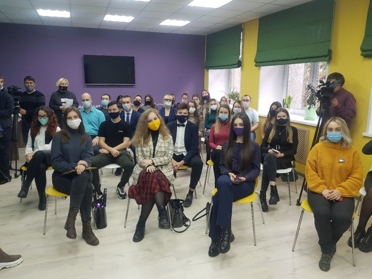 Сегодня у студентов и сотрудников ФГБОУ ВО «ХГУ им. Н.Ф. Катанова» была уникальная возможность встретиться и пообщаться с российским журналистом