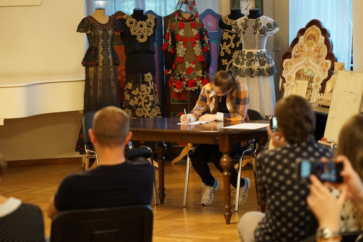 В понедельник, 5 октября, в Высшей школе народных искусств прошёл концерт, посвященный Дню Учителя!