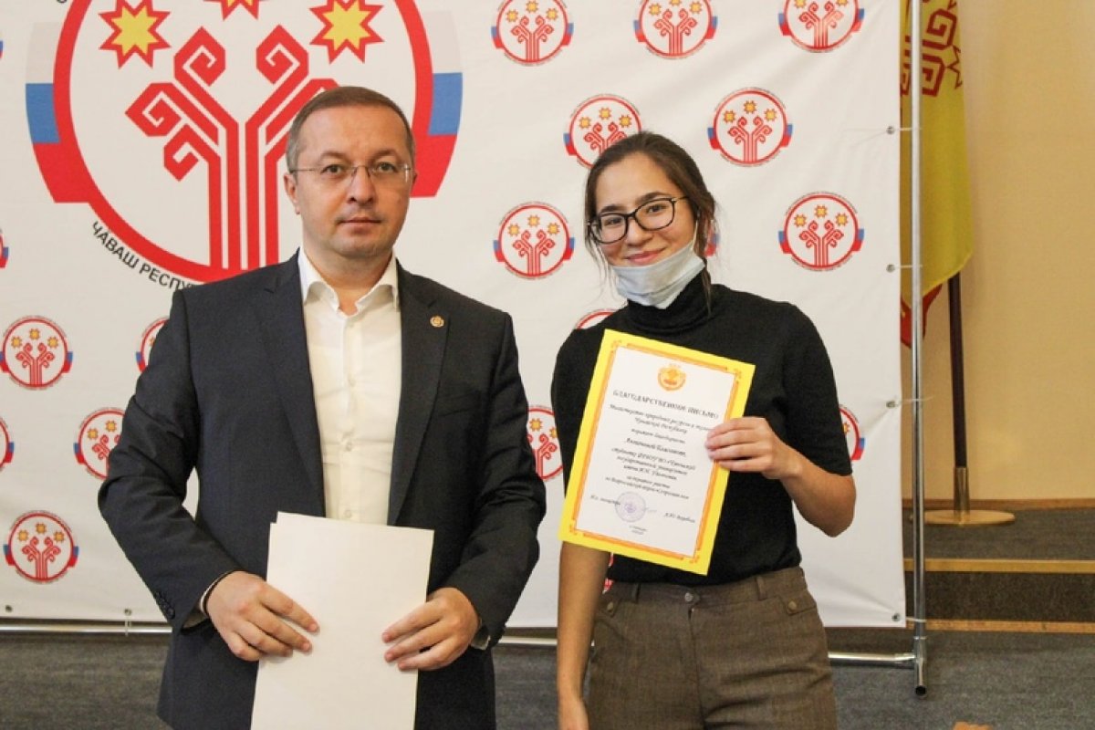 19 октября и.о. министра природных ресурсов и экологии Чувашской Республики Александр Воробьев вручил благодарственные письма студентам ЧГУ им. И.Н. Ульянова . 19 октября и.о. министра природных ресурсов и экологии Чувашской Республики Александр Воробьев вручил благодарственные письма студентам ЧГУ им. И.Н. Ульянова .