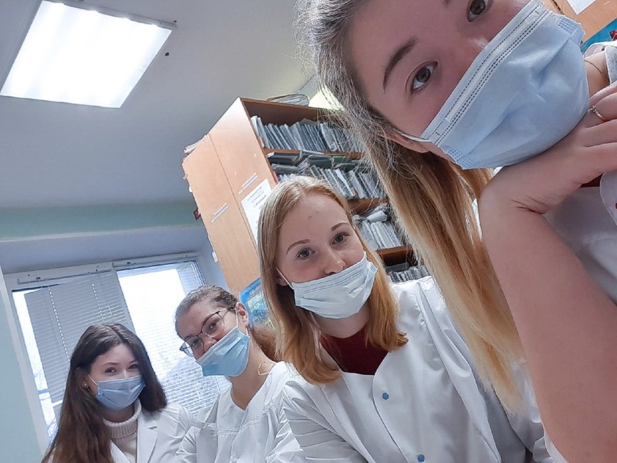 Почти 800 обучающихся ПИМУ направлены на борьбу с коронавирусом в регионе.