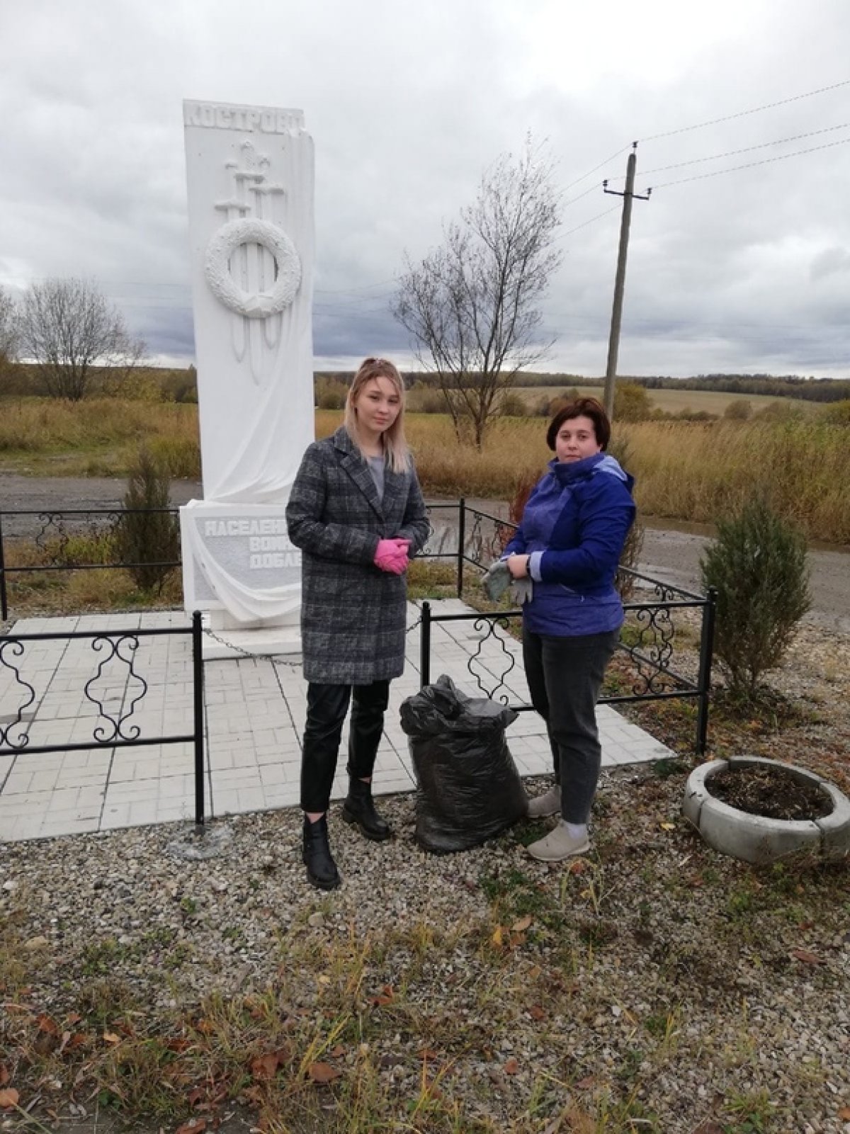 20 октября в рамках «Осенней недели добра» наши волонтёры посетили п. Кострово, где убрались рядом со стелой "Поселок воинской доблести"