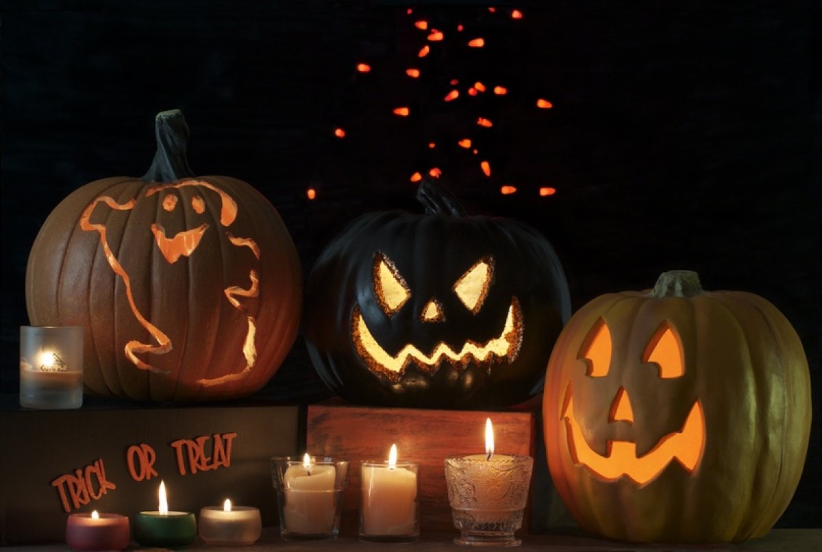 Хеллоуин (от англ. Halloween) отмечается ежегодно 31 октября во многих странах мира. Его справляют накануне Дня всех святых. Праздник символизирует начало зимы и приход нечистых сил