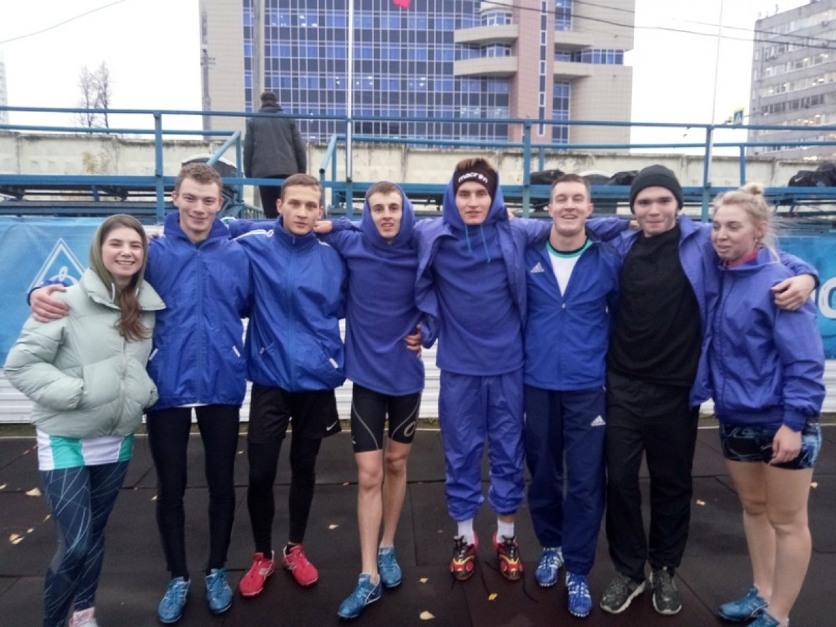 На городском стадионе «Динамо» прошла легкоатлетическая эстафета Свердловского района.