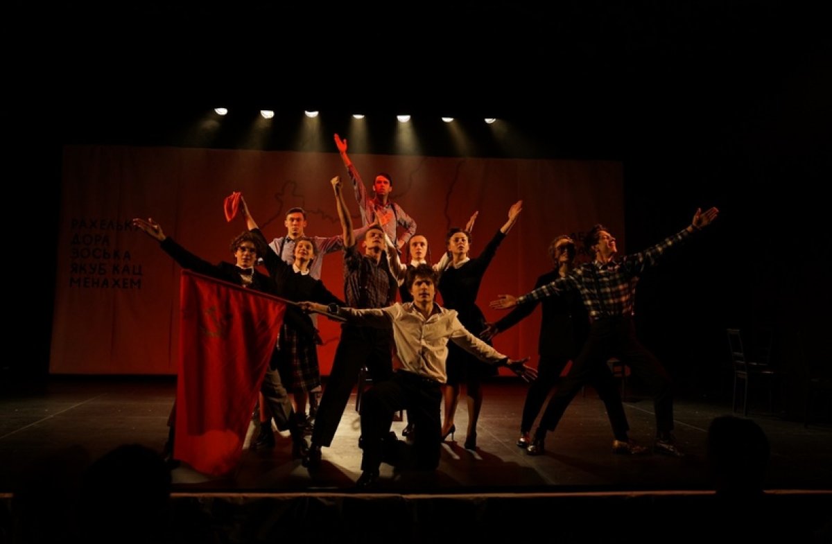 26 октября в ТЮЗе им. А.А. Брянцева были объявлены лауреаты «Золотого софита». Педагоги, выпускники РГИСИ и впервые в истории премии студенческий спектакль Учебного театра стали лауреатами Высшей театральной премии Санкт-Петербурга.