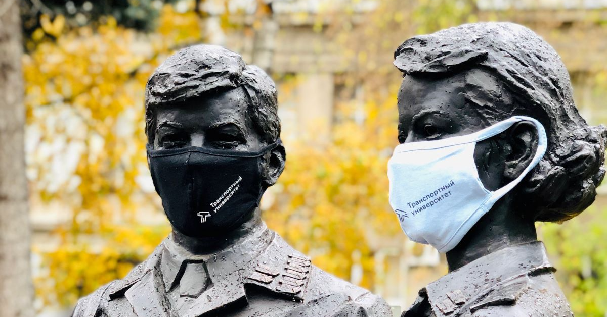 Скульптуры студентов-транспортников надели маски