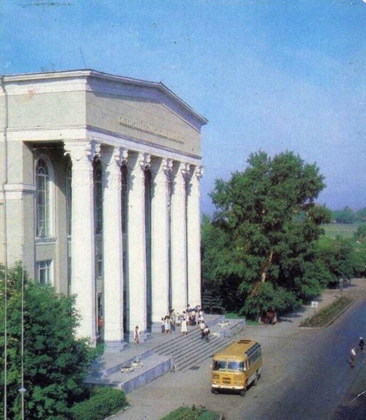 Постановлением Совета Министров СССР от 20 июля 1957 года педагогический институт в Уфе был преобразован в Башкирский государственный университет. 6 ноября состоялось торжественное открытие университета