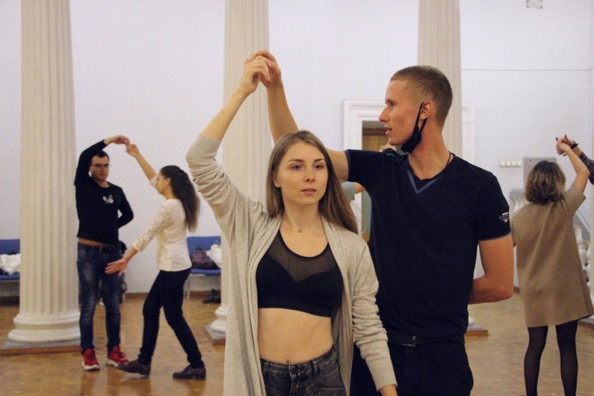 Совсем недавно прогремел севастопольский Большой офицерский бал, но студенты СевГУ уже задумываются об участии в следующем. Ребятам выпал шанс начать обучение бальным танцам. Первое занятие новой студии исторических бальных танцев уже состоялось. Совсем недавно прогремел севастопольский Большой офицерский бал, но студенты СевГУ уже задумываются об участии в следующем. Ребятам выпал шанс начать обучение бальным танцам. Первое занятие новой студии исторических бальных танцев уже состоялось.